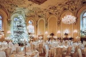 Fachliche Reiseleiter begleiten Sie mit kundigen Ausführungen durch die Mozartstadt Salzburg. Anschließend erleben wir im traditionellen Stiftskeller St. Peter im Barocksaal bei Kerzenlicht unser Mozart Dinner. Genießen Sie die beliebtesten Kompositionen von W. A. Mozart, gespielt von Musikanten in historischen Kostümen. Festlich dekorierter Barocksaal mit geschmücktem Weihnachtsbaum, Kronleuchtern und elegant gedeckten Tischen.