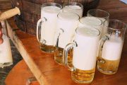 Uriger Hüttenabend auf dem Berg oder im Tal. Die Hütten sind leicht zu erreichen. Bayerische Schmankerl werden gekonnt inszeniert.