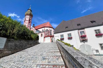 Mit dem Easy Teambuilding „Heiliger Berg“ bieten wir einen niederschwelligen und zugleich wirkungsvollen Einstieg in die Teamentwicklung. Die gemeinsame Wanderung von Herrsching zum Kloster Andechs verbindet Bewegung in der Natur mit leichten Teamaufgaben, die ohne Leistungsdruck für Austausch, Zusammenarbeit und positive gemeinsame Erfahrungen sorgen.