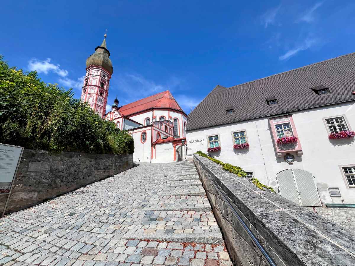 Mit dem Easy Teambuilding „Heiliger Berg“ bieten wir einen niederschwelligen und zugleich wirkungsvollen Einstieg in die Teamentwicklung. Die gemeinsame Wanderung von Herrsching zum Kloster Andechs verbindet Bewegung in der Natur mit leichten Teamaufgaben, die ohne Leistungsdruck für Austausch, Zusammenarbeit und positive gemeinsame Erfahrungen sorgen.